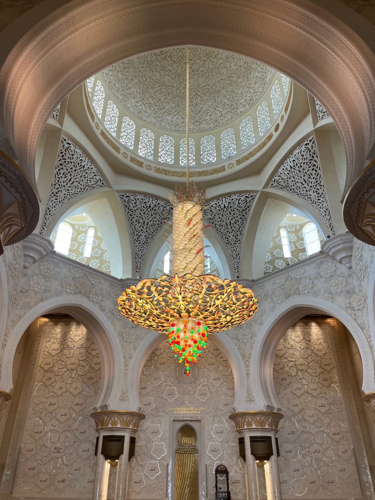 Grand lustre en cristal au plafond de la mosquée Sheikh Zayed