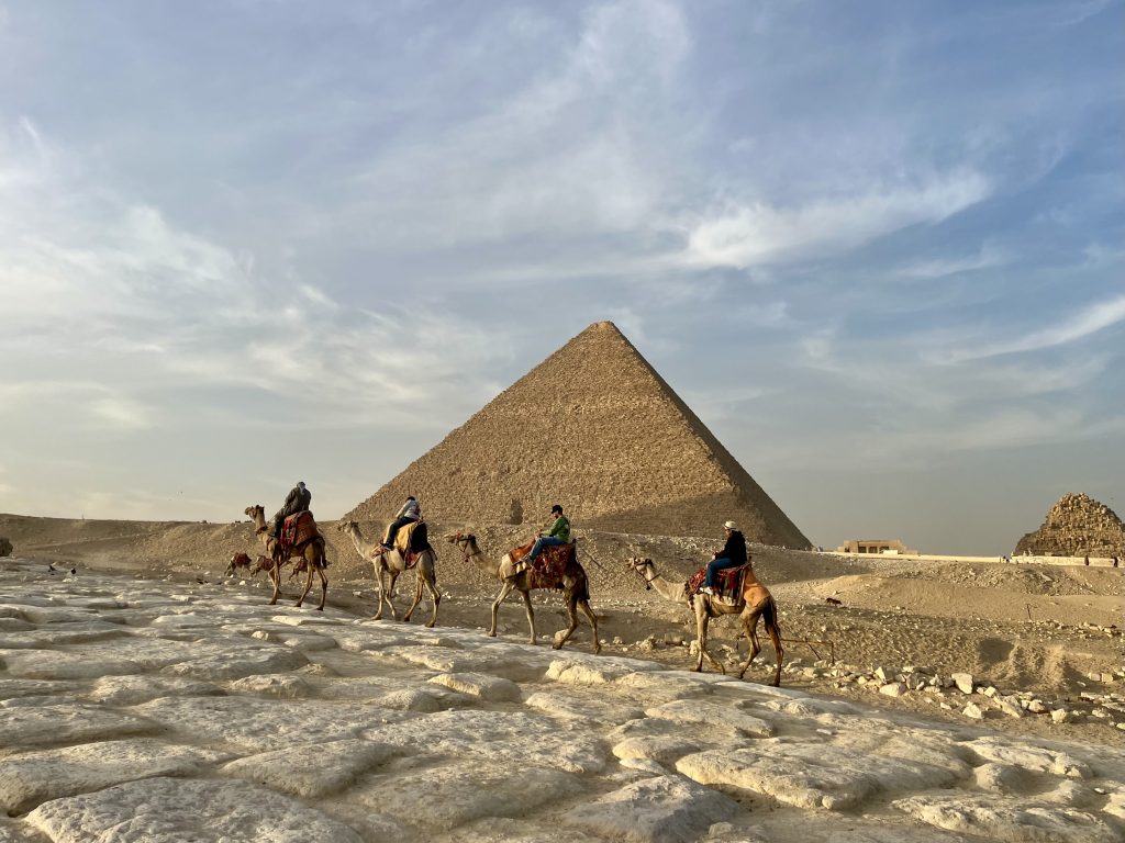 Pyramides de Gizeh, Le Caire